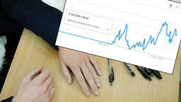 Wzrost wyszukiwań hasła "wesele elementy fantastyczne" wyszukiwarka Google zanotowała już po godzinie 6, czyli jeszcze przed rozpoczęciem egzaminu