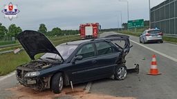 Wypadek na ekspresówce. Samochód dachował, a śmigłowiec zabrał kierowcę do szpitala