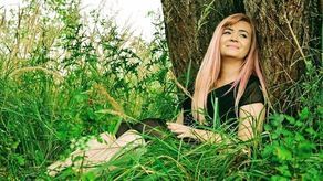 Emilia Grzeszykowska pochodzi z Międzyrzeca Podlaskiego, gdzie nadal mieszka. W internecie publikuje pod pseudonimem Emilka Szara. Jej blog trafił na listę stron polecanych przez Ministerstwo Kultury w ramach projektu „Kultura w sieci”. Dostała też stypendium w ramach tego programu. Kinoholika założyła cztery lata temu
