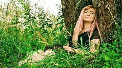 Emilia Grzeszykowska pochodzi z Międzyrzeca Podlaskiego, gdzie nadal mieszka. W internecie publikuje pod pseudonimem Emilka Szara. Jej blog trafił na listę stron polecanych przez Ministerstwo Kultury w ramach projektu „Kultura w sieci”. Dostała też stypendium w ramach tego programu. Kinoholika założyła cztery lata temu
