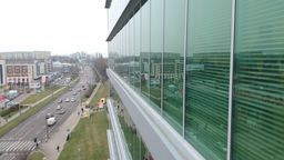 Ogniwa mogą też znajdować się w szybach okiennych. Warstwa aktywna będzie w nich zupełnie niewidoczna dla ludzkiego oka