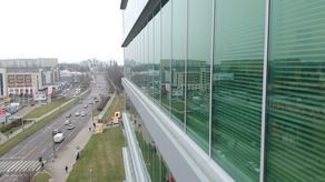 Ogniwa mogą też znajdować się w szybach okiennych. Warstwa aktywna będzie w nich zupełnie niewidoczna dla ludzkiego oka