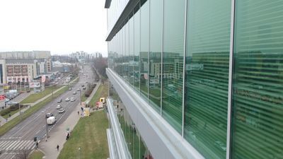 Ogniwa mogą też znajdować się w szybach okiennych. Warstwa aktywna będzie w nich zupełnie niewidoczna dla ludzkiego oka