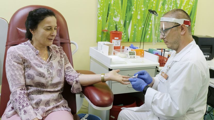 21 maja na zakończenie akcji „Wzywamy posiłki” zaangażowani w nią wolontariusze przyszli oddać krew. Dołączyła do nich dyrektor RCKiK Elżbieta Puacz 
