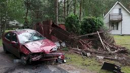 Uciekał przed policją i staranował ogrodzenie domku letniskowego