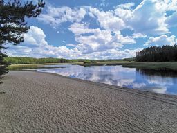 Stawy Echo w Zwierzyńcu po rocznej przerwie znów sa wypełnione wodą. W sobotę przyjmą pierwszych plażowiczów