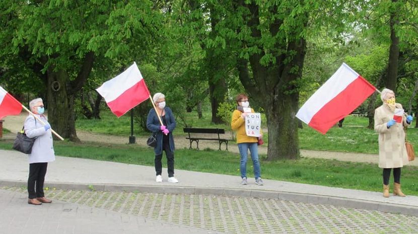 3 maja pani Elżbieta i jej znajomi postanowili uczcić rocznicę uchwalenia konstytucji. Zebrali się na parkingu przy ul. Piłsudskiego, tuż obok parku