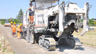 Samobieżna maszyna frezująca i układająca