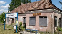 Zaniedbany dziś budynek stacji kolejowej powstał tuż przed wojną w 1939 roku i nazywał się wtedy Bug Włodawski. 