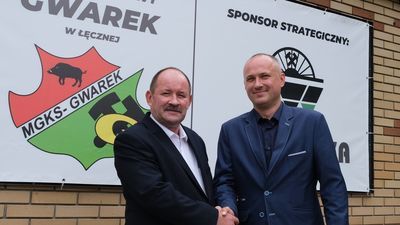 Symboliczne przekazanie władzy w Gwarku – Bogusław Szmuc (z lewej) i Bartłomiej Grygiel