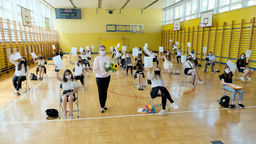 W Szkole Podstawowej nr 16 w Lublinie zakończenie roku rozciągnięto na dwa dni, tak żeby uczniowie mogli zachować bezpieczny dystans