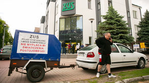 Ustawił przyczepkę i protestuje przed ZUS-em. Przez błąd urzędnika od dwóch miesięcy nie otrzymał pomocy