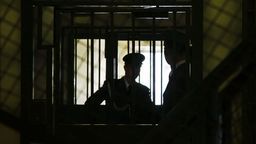 Transport materiałów budowlanych nad więziennym murem