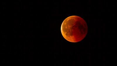 Piątkowe zaćmienie Księżyca nazywane jest truskawkowym