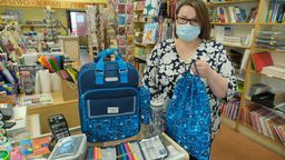 Renata Sobieraj z księgarni Mirento w Lublinie prezentuje tegoroczne wzory szkolnej wyprawki 