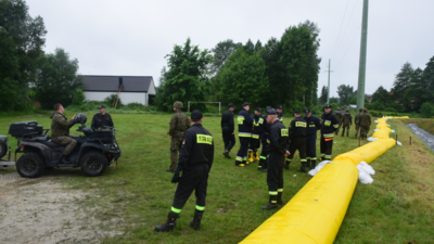 Zabezpieczanie zalewu Bojary rękawami przeciwpowodziowymi i workami z piachem