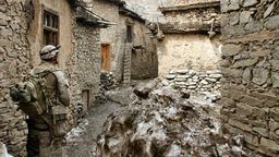 Mężczyzna wkradł się w łaski kobiety podając się za amerykańskiego marines