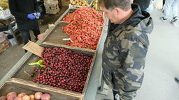 Wczoraj na targu przy ul. Ruskiej w Lublinie importowane czereśnie były po 18 zł za kilogram