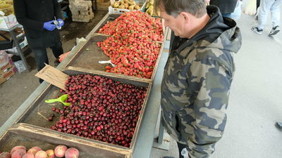 Wczoraj na targu przy ul. Ruskiej w Lublinie importowane czereśnie były po 18 zł za kilogram