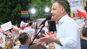 Biało-czerwone i tęczowe flagi na wiecu wyborczym Andrzeja Dudy. Takich emocji na pl. Litewskim nie było już dawno