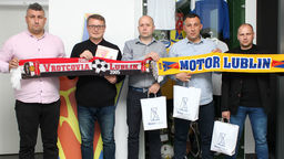 Na zdjęciu od lewej: prezes Akademii Piłkarskiej Motor Piotr Branecki, wiceprezes żółto-biało-niebieskich Jacek Czarecki, członek zarządu Vrotcovii Jarosław Kalbarczyk, prezes Adam Majczak oraz wiceprezes Bartosz Surman