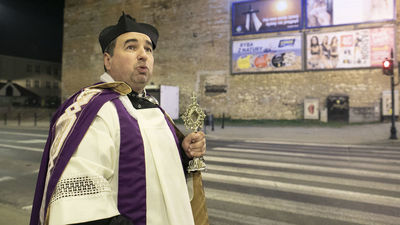 Kiedy rozpoczęła się pandemia koronawirusa ks. Mirosław Matuszny przemierzał ulice Lublina w samotnej procesji z relikwiami św. Antoniego.