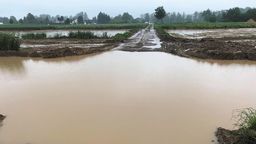 Na odcinku przyszłej S19 między Niedrzwicą Dużą a Kraśnikiem trwają prace budowlane. Po ostatnich intensywnych opadach deszczu, pojawiła się woda na budowanej drodze dojazdowej w Obrokach