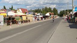 na tzw. miasteczku w Okunince latarnie przed sezonem gasnął godzinę po północy.