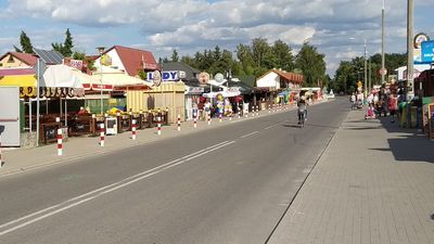 na tzw. miasteczku w Okunince latarnie przed sezonem gasnął godzinę po północy.