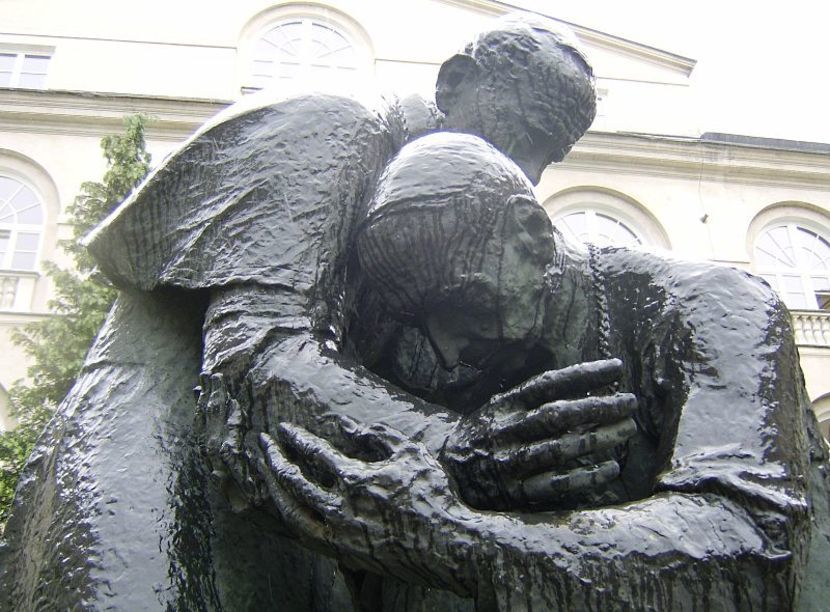 Pomnik Jana Pawła II i Stefana Wyszyńskiego na dziedzińcu Katolickiego Uniwersytetu Lubelskiego