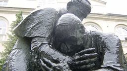 Pomnik Jana Pawła II i Stefana Wyszyńskiego na dziedzińcu Katolickiego Uniwersytetu Lubelskiego