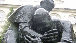 Pomnik Jana Pawła II i Stefana Wyszyńskiego na dziedzińcu Katolickiego Uniwersytetu Lubelskiego