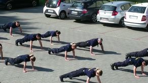 Lubelscy strażnicy miejscy w #GaszynChallenge. Robili pompki w szczytnym celu [wideo]