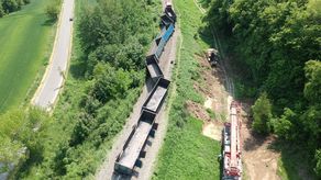 Kolejarze usunęli wagony po wykolejeniu na torach pod Lublinem [zdjęcia z góry]