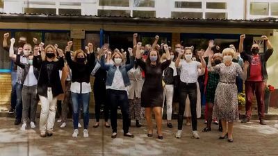 "Co im świecie dasz, w taki trudny czas". Nauczyciele z Puław śpiewają dla maturzystów