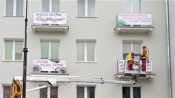 Kolejna akcja obrońców drzew z ul. Lipowej. Obwiesili transparentami balkony kamienicy