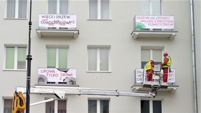 Kolejna akcja obrońców drzew z ul. Lipowej. Obwiesili transparentami balkony kamienicy