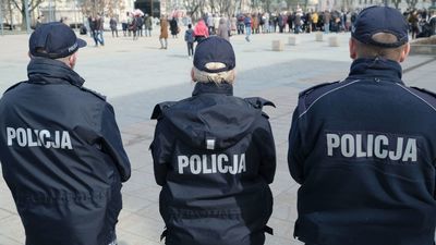 Na początku swojej służby policjant zarobi 3 584,80 zł na rękę (3 894,80 zł dla funkcjonariuszy poniżej 26. roku życia)