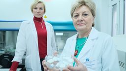 „Sztuczną kość” stworzyły prof. n. farm Grażyna Ginalska i dr hab. n. farm. Anna Belcarz z Uniwersytetu Medycznego w Lublinie. Biomateriał został opatentowany w 2009 roku