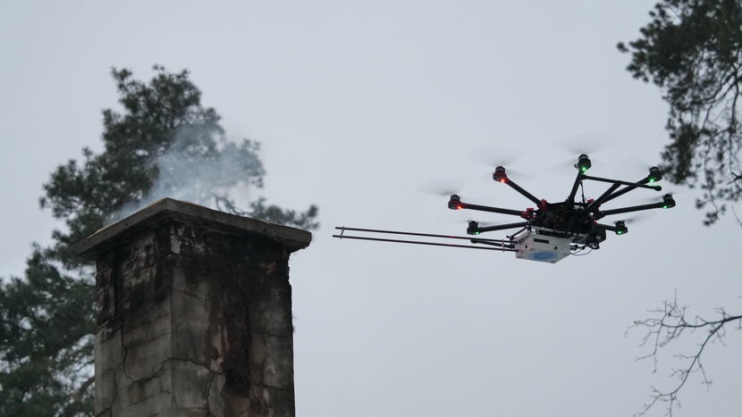 Kontrola zanieczyszczeń przynosi korzyści. Na zdjęciu: dron nad kominami domów w Świdniku sprawdza emisję m.in. pyłu zawieszonego (PM)