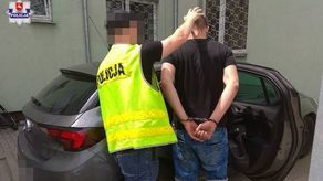 26-latek doprowadzany przez policjantów