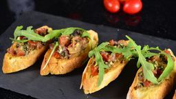 W Hiszpanii nawet pszenny chleb, opieczony na oliwie i posmarowany czosnkiem bywa wielkim przysmakiem. A jeśli nałożymy na niego miąższ dojrzałych pomidorów i listek świeżej bazylii, to robi się z tego prawdziwy rarytas