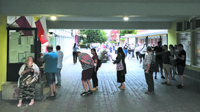 28 czerwca, godz. 20.40. Kolejka przed lokalem komisji wyborczej nr 104 przy ul. Harnasie