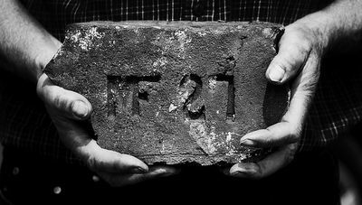 Obrzucił cegłami bankomat i budynek banku. "Coś we mnie wstąpiło"