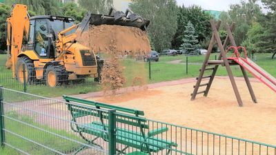 Spółdzielnia w Chełmie otworzyła place zabaw. Najpierw je zdezynfekowała i wymieniła piach