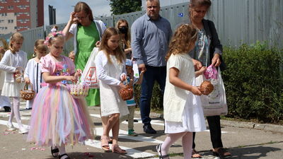 Wierni w procesji parafii pw. Matki Bożej Różańcowej -  na alejce pomiędzy ołtarzami przy Urzędzie Miasta i Domem Chemika