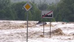 Droga z Lublina na Podkarpacie zniszczona. Woda zniszczyła też most