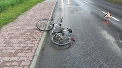 Rowerzysta źle zaczął dzień. Wjechał pod samochód