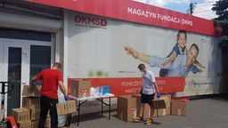 Pracownicy Fundacji DKMS podczas pakowania i wysyłki środków ochrony