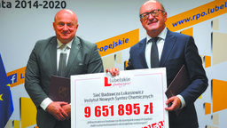 Prof. Janusz Igras (z prawej), dyrektor INSC odbiera od marszałka Jarosława Stawiarskiego potwierdzenie przyznania puławskiemu instytutowi unijnej dotacji